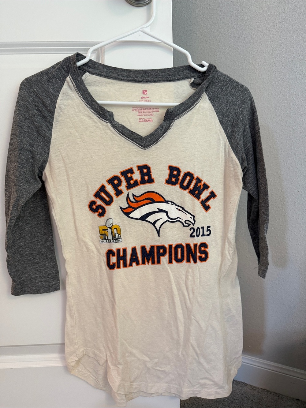 NFL Women’s Denver Broncos Super Bowl Champions Raglan - White & Gray